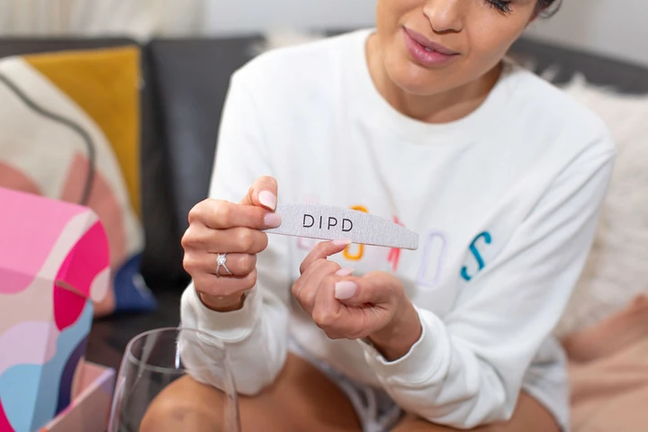 How to use dip powder on natural nails - DIPD NAILS