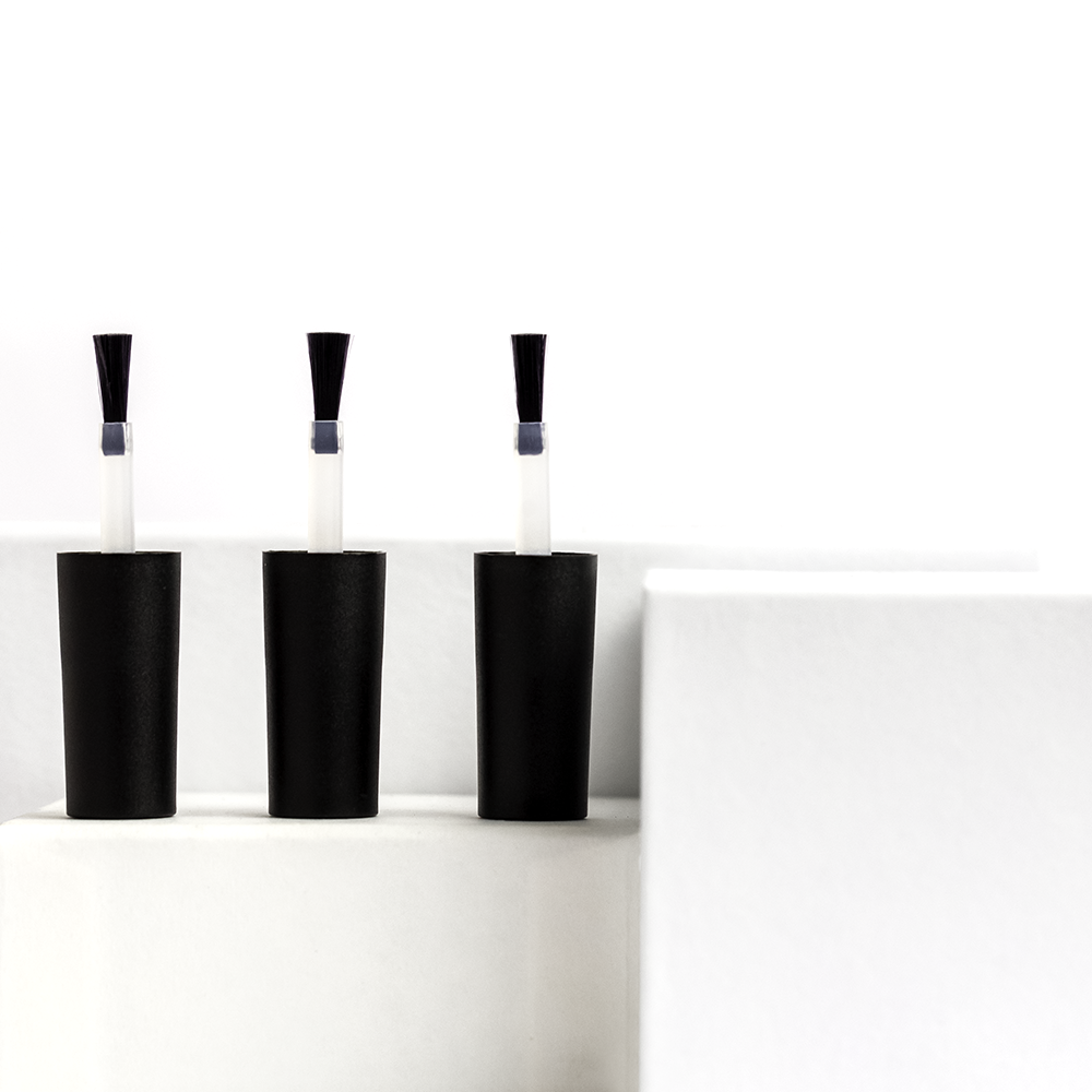Three dip nail liquid brush replacements in lid.